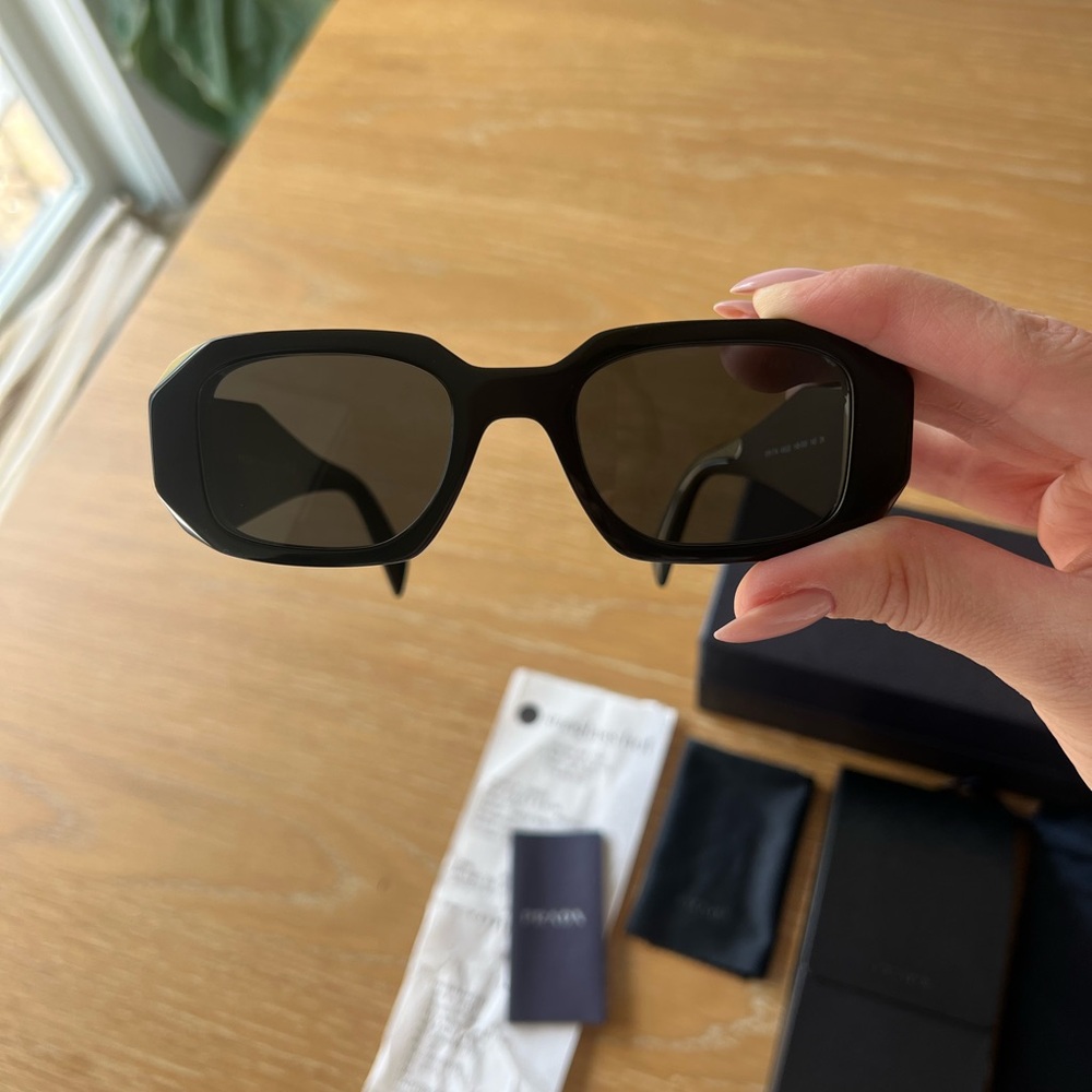 PRADA
Acetate Symbole Sunglasses SPR
17W Black